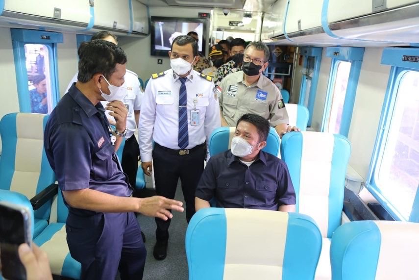 Gubernur  Sumatera Selatan (Sumsel) H. Herman Deru meninjau persiapan mudik Lebaran di stasiun Kertapati Palembang