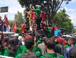 Demo Ribuan Mahasiswa di Palembang Ricuh