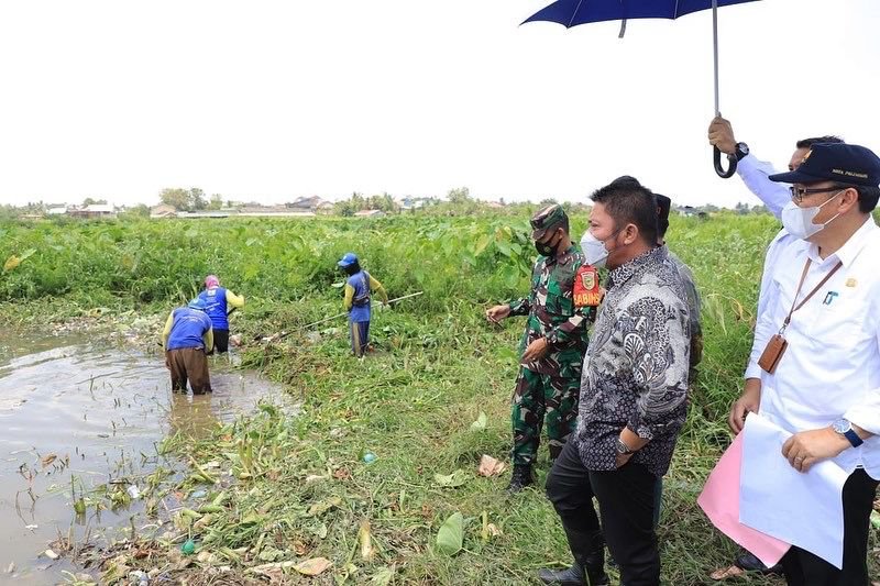 Herman Deru tinjau kolam retensi bandara