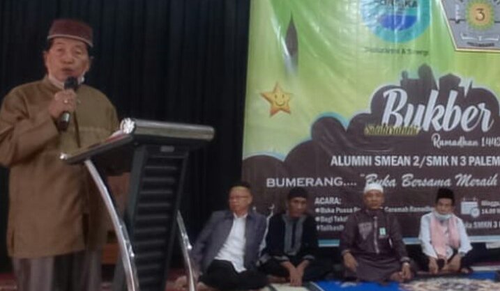 Ustadz H Abdul Majid Dahlan dalam pertemuan para alumnus SMEA Negeri 3 dan SMK Negeri 3 Palembang, di aula serbaguna SMA Negeri 2 Palembang, Minggu (17/4/2022).