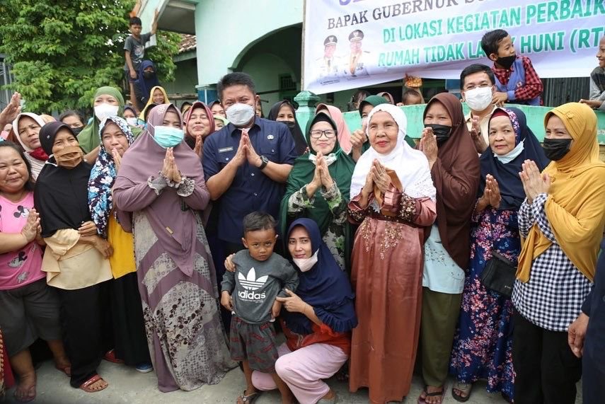 Gubernur Herman Deru meninjau langsung lokasi rencana bedah rumah di Plaju Palembang, Senin  (18/4).