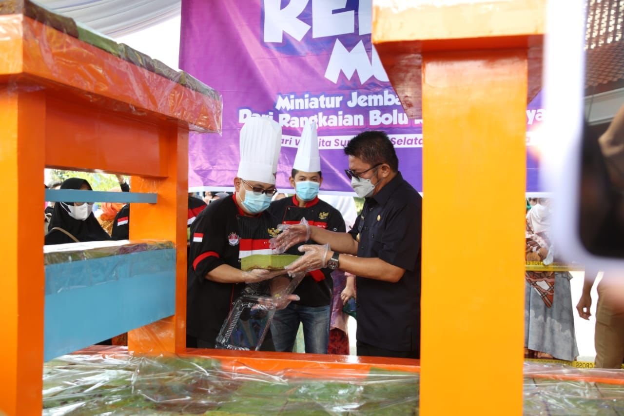 Pembuatan bolu kojo terbanyak memecahkan Rekor Muri Bolu Kojo Berbentuk Miniatur Jembatan Ampera yang digelar di halaman Griya Agung Palembang, Selasa (19/4).