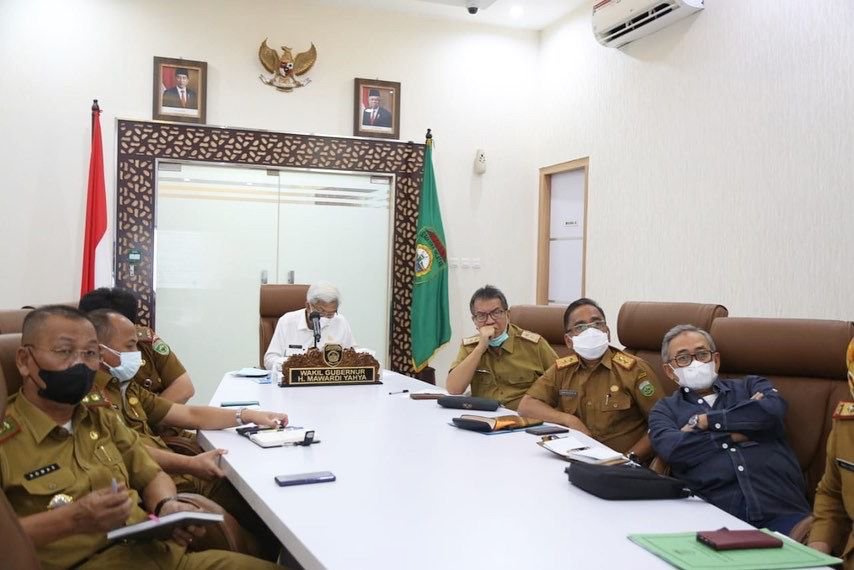 Wakil Gubernur Sumsel H Mawardi Yahya menghadiri Rapat Koordinasi Terbatas Kegiatan Minyak Goreng Curah (MGC) diselenggarakan oleh Kemenko Perekonomian RI secara virtual di Command Center Kantor Gubernur Sumsel," Selasa (19/4).
