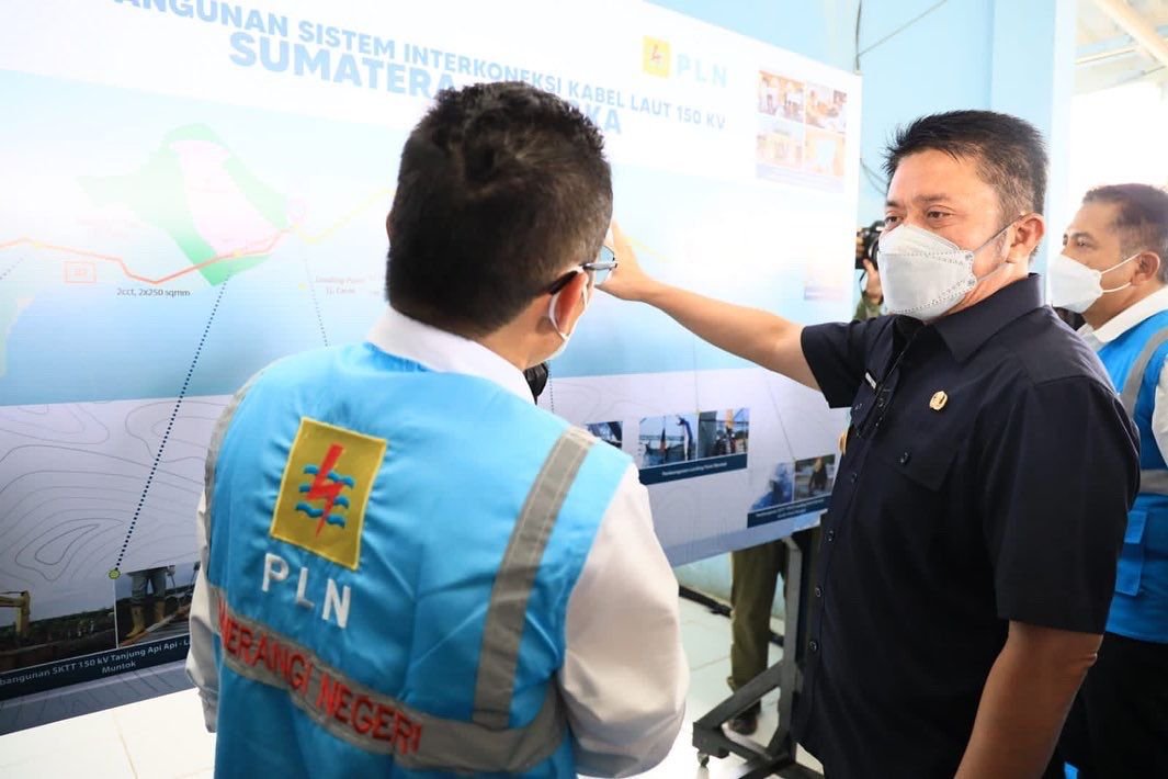 Interkoneksi Jaringan Listrik Kabel Laut Sumatera-Bangka di Tanjung Carat, Desa Sungsang Kabupaten Banyuasin telah diresmikan secara langsung oleh Gubernur Sumsel H. Herman Deru, Selasa (19/4)