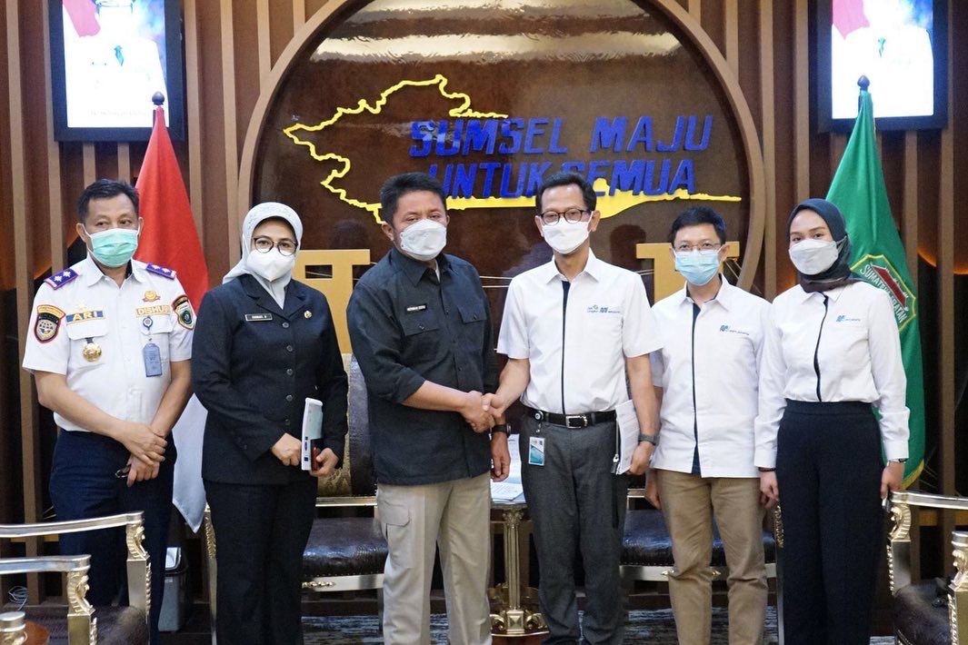 Gubernur Herman Deru saat menerima jajaran direksi PT MRT Jakarta (Perseroda) di ruang tamunya, Kamis (21/4)