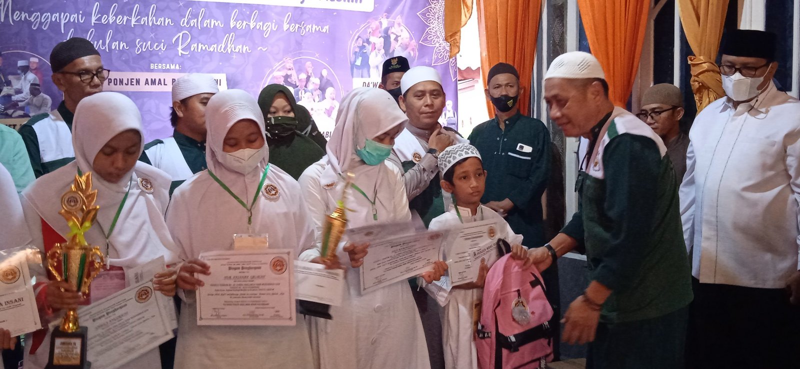 Yayasan Ponjen Amal Bina Insani (PABI) Sumatera Selatan saat menyantuni anak yatim dan dhuafa