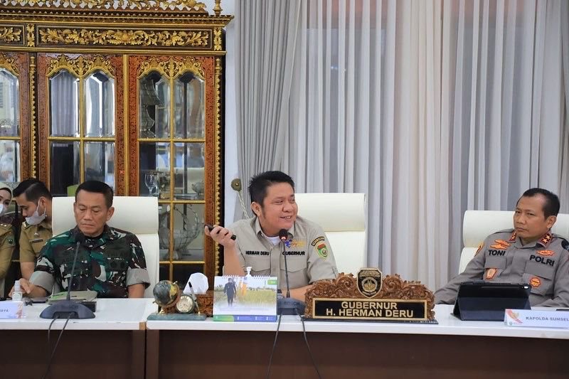 Gubernur Sumsel H Herman Deru memimpin Rapat Monitoring Ketersediaan Minyak Goreng di Provinsi Sumsel bertempat di Griya Agung Palembang, Selasa (26/4).