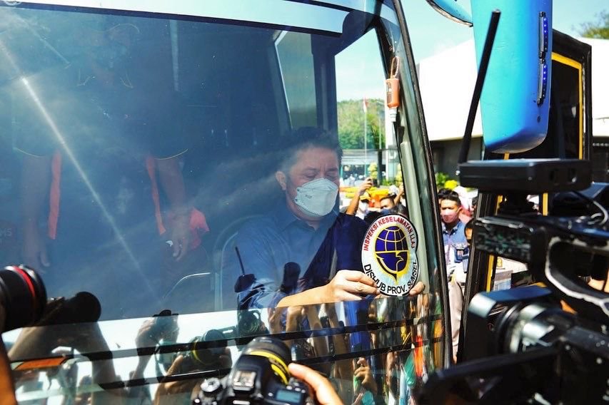 Gubernur Sumatera Selatan (Sumsel), H. Herman Deru melepas keberangkatan ratusan pemudik yang terdaftar sebagai peserta program mudik gratis