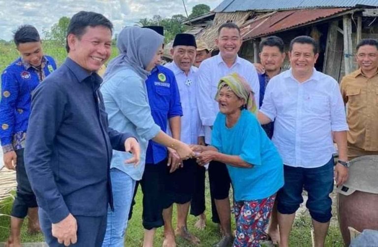 Anggota DPRD Dapil II OI saat menyampaikan bantuan kepada warga di Desa Pulau Negara Kecamatan Pemulutan yang mengalami musibah rumah roboh akibat angin kencang.
