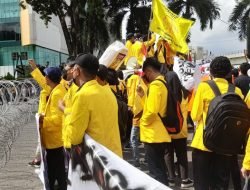 Ribuan Mahasiswa Minta Buka Pagar Kawat Berduri