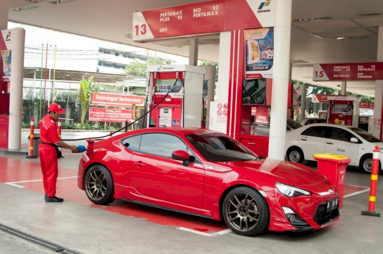 Masyarakat mengisi BBM jenis Pertamax di sebuah SPBU