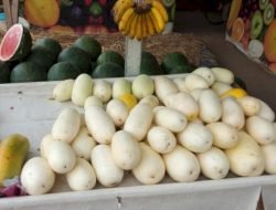 Buah Belewah Banjiri Pasar di Palembang