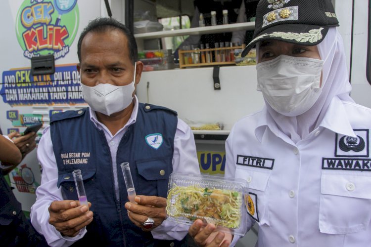 Kepala BBPOM Palembang, Zulkifli dan Wawako Palembang, Fitrianti Agustinda saat menunjukkan hasil uji sampel atas jajanan rujak mi yang mengandung formalin