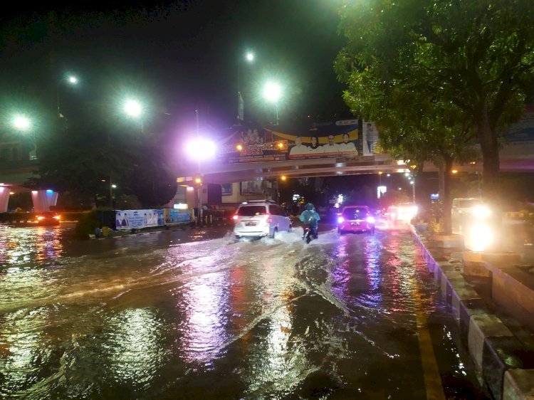 Simpang Empat Lampu Merah Polda Sumsel terendam banji