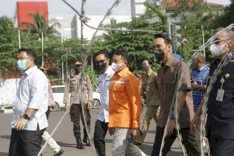 Wakil Ketua DPRD Sumsel didampingi jajaran saat menemui langsung massa di Simpang DPRD Sumsel.