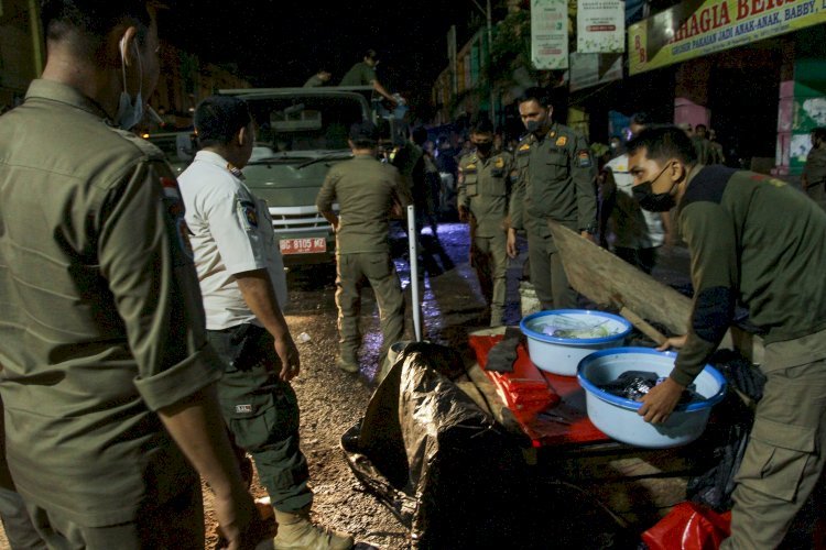 Petugas Sat Pol PP Palembang melakukan penertiban barang milik pedagang kaki lima di Pasar 16 Ilir Palembang