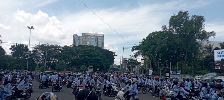 Kawasan Simpang Lima DPRD Sumsel di Jalan POM IX mulai dipadati Mahasiswa