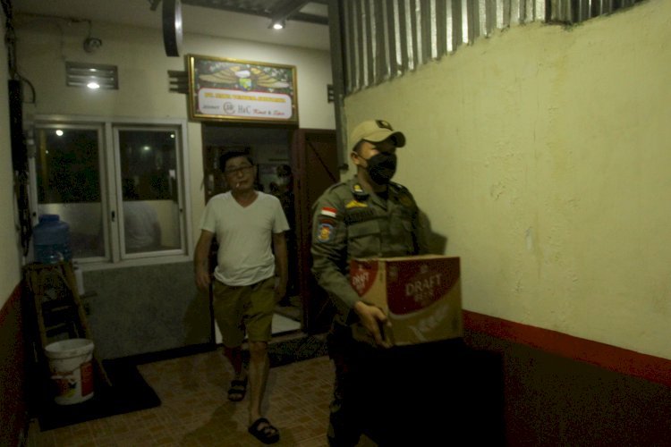 Petugas mengamankan minuman beralkohol yang tidak mengantongi SIUP-MB.