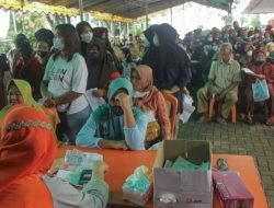 Antrean Warga Penerima BLT Migor Membludak