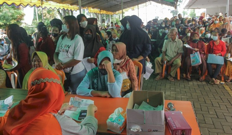 Ratusan warga Palembang penerima Bantuan LangsungTunai (BLT) minyak goreng memadati Kantor Pos yang berlokasi di Jalan Merdeka, Palembang