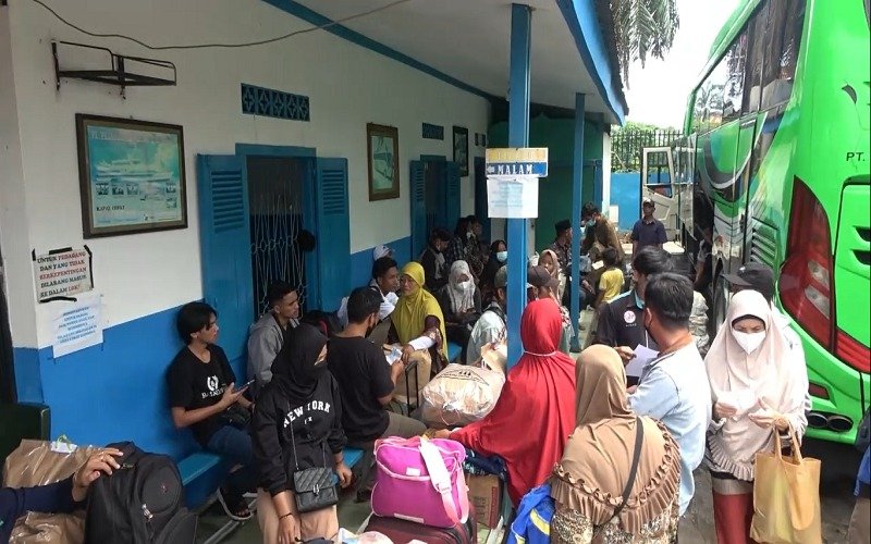 Pemudik serbu pool bus di Jalan Kol H Burlian Palembang