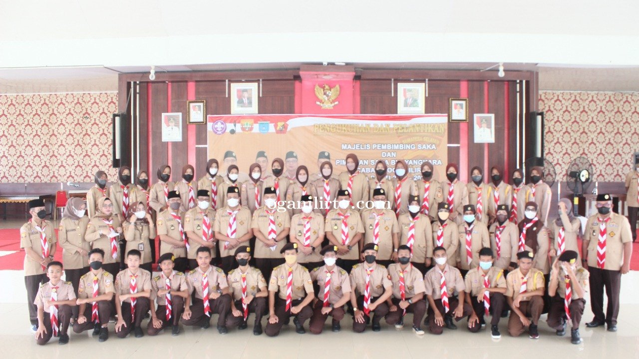 Ketua Kwartir Cabang Gerakan Pramuka Kabupaten Ogan Ilir, H. Muhsin Abdullah bersama Pengurus dan Dewan Kerja Anggota Saka Bhayangkara Polres Ogan Ilir yang baru dilantik