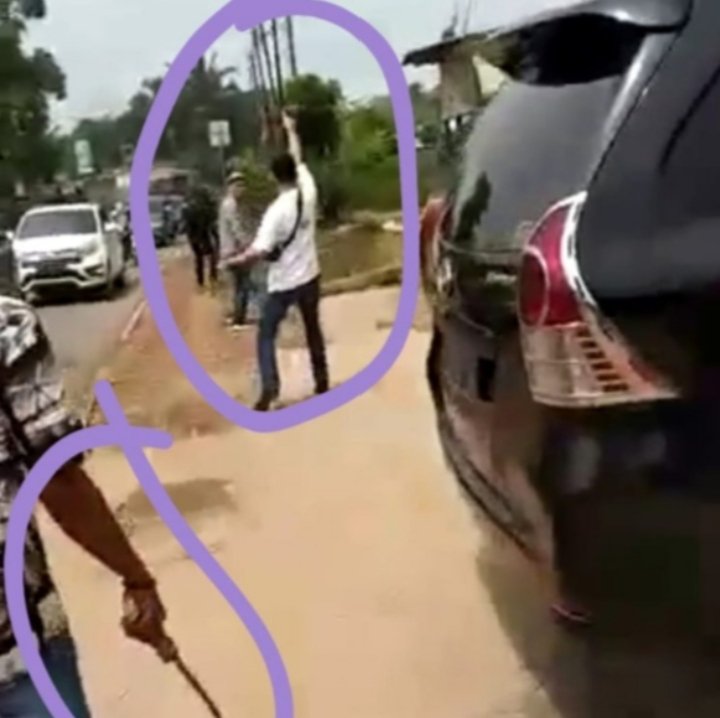 Beredar video pengeroyokan yang dilakukan sejumlah orang terhadap seorang pemuda, viral di dunia maya.