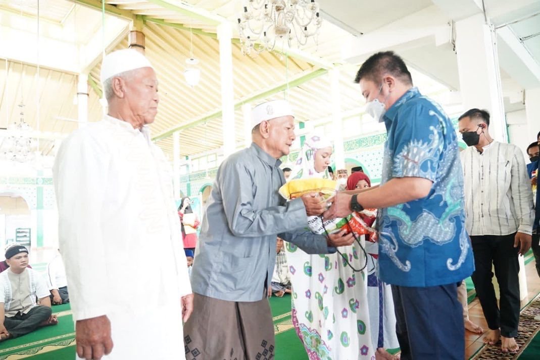 Herman Deru santuni anak yatim dan kaum dhuafa yang diberikan secara simbolis di Masjid Kiai Muara Ogan Kertapati Palembang, Minggu (1/5).