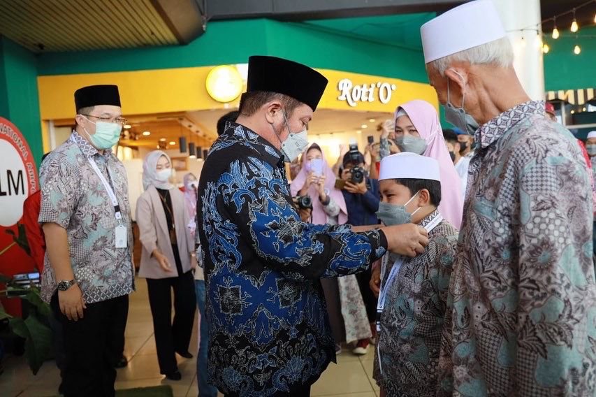 Gubernur Sumsel H Herman Deru melepas langsung keberangkatan puluhan jemaah yang akan melaksanakan ibadah umroh ke tanah suci Mekkah