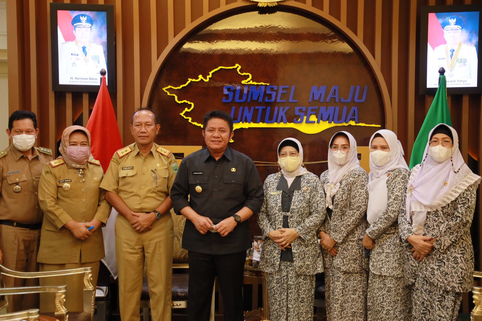 Herman Deru saat menerima Pengurus Daerah Ikatan Bidan Indonesia (IDI) Sumsel diruangan audiensinya, Selasa (10/5).