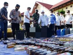 Ratusan Botol Miras dan Ratusan Liter Tuak Dimusnahkan