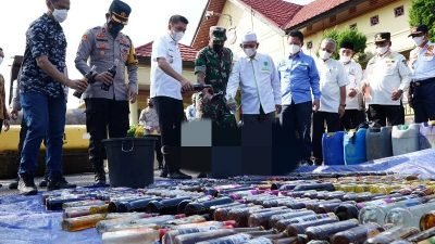 Ratusan Botol Miras dan Ratusan Liter Tuak Dimusnahkan