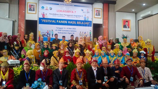 Sekda Kabupaten Ogan Ilir, Muhsin Abdullah, foto bersama calon guru penggerak pada Festival Panen Hasil Belajar di Aula LPMP Sumsel Kabupaten Ogan Ilir, Sabtu (14/5).