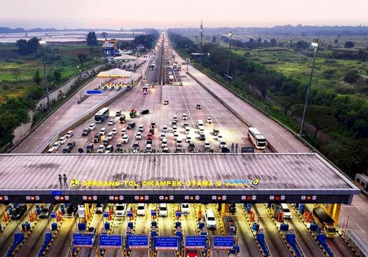 Arus mudik Lebaran 2022 di Gerbang Tol Cikampek Utama 2.
