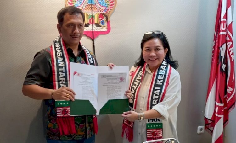Ketua Pimda PKN Sumsel Lucianty bersama Ketua Umum PKN I Gede Pasek Suardika