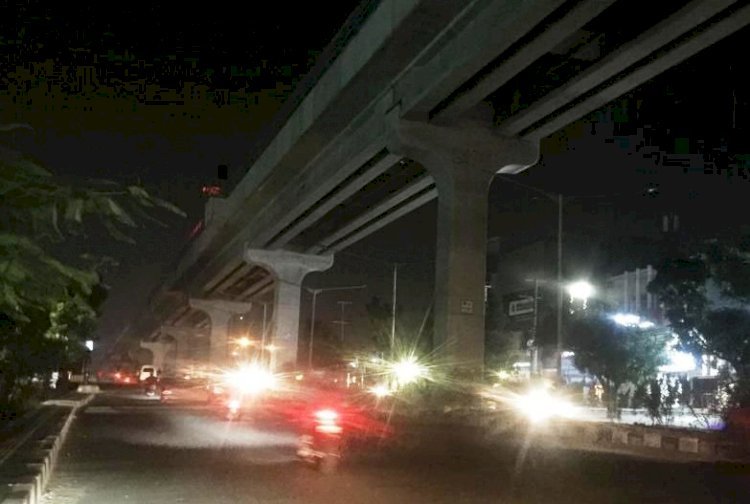 Lampu jalan di bawah jalur LRT Sumsel tak menyala.