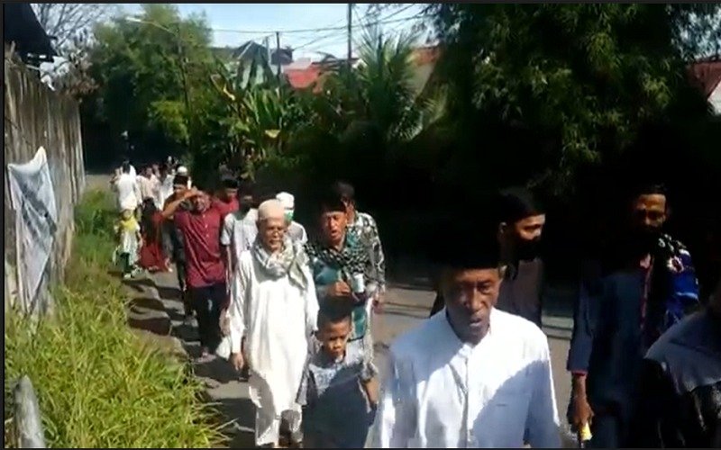 Puluhan warga menggelar sanjo, tradisi silaturahmi ke tiap rumah di satu kampung