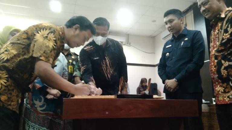 Bupati Ogan Ilir, Panca Wijaya Akbar, mendampingi Kepala BPS Provinsi Sumsel, Zulkifli, pada sosialisasi Desa Cantik di Ruang Rapat Utama Bupati KPT Tanjung Senai, Kamis (9/6)