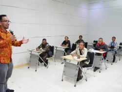 CSR Bukit Asam Latih Operator PLTS