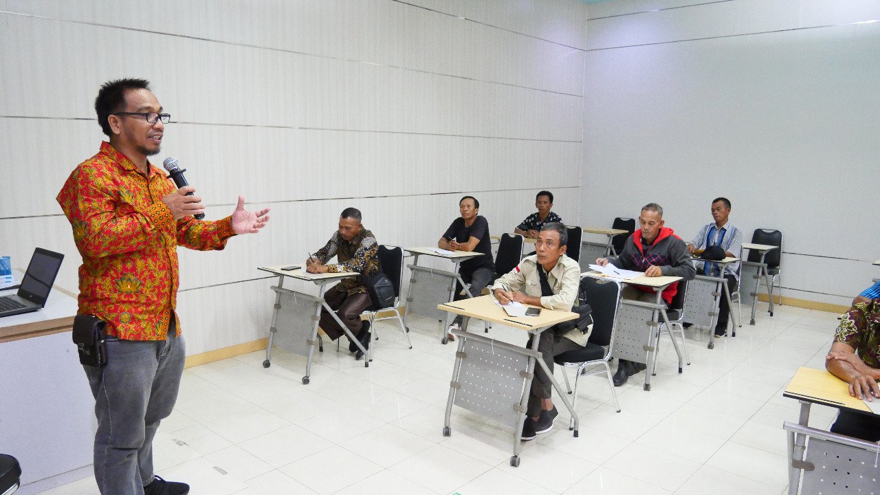 PT Bukit Asam Tbk (PTBA), anggota holding BUMN Pertambangan MIND ID, melalui Corporate Social Responsibility (CSR) memberikan pelatihan optimalisasi pompanisasi berbasis Pembangkit Listrik Tenaga Surya (PLTS) kepada 16 orang operator PLTS, Senin-Selasa,13 -14 Juni 2022 di Diklat Center PTBA Tanjung Enim.