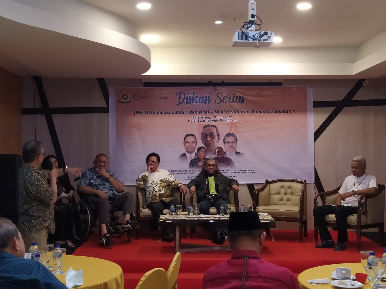 Diskusi Serius Bertema (RE) Aktualisasi Jatidiri dan Nilai-nilai Keluhuran Sumatera Selatan yang di selenggarakan oleh Fakultas FISIP Universitas Sriwijaya, di Hotel Swarna Dwipa, Minggu (19/6).