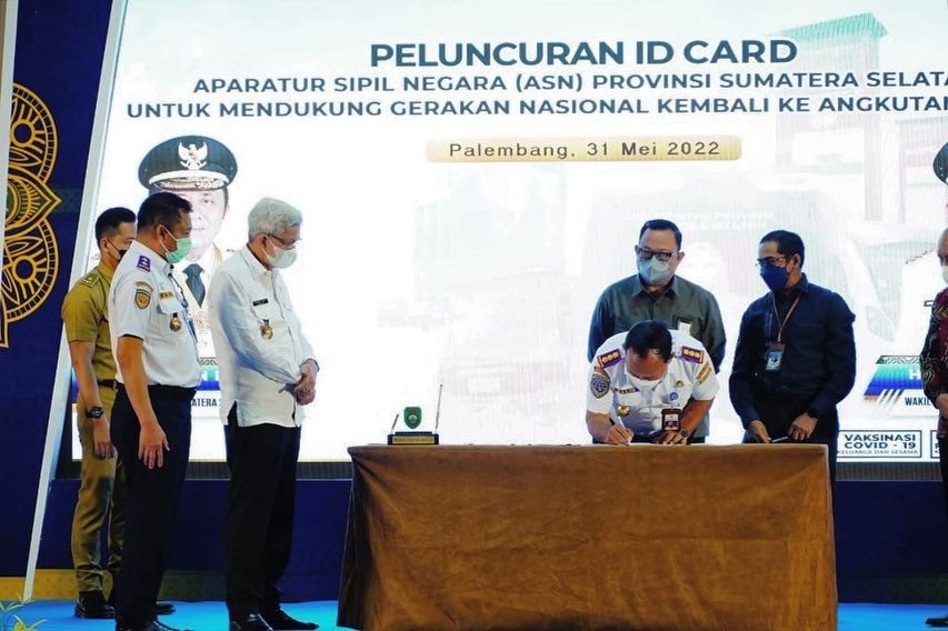 Peluncuran ID Card ASN, Mahasiswa dan Pelajar yang ditandai dengan penekanan touchscreen di Ballroom Hotel Aryaduta, Selasa (31/5).