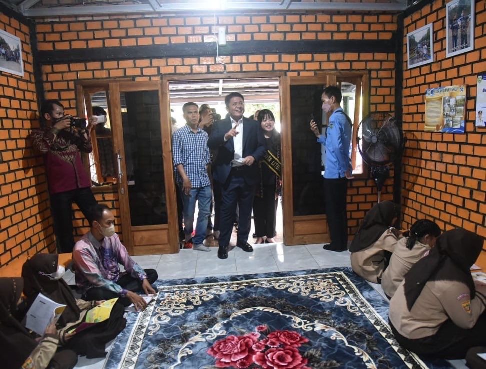 Gubernur Sumatera Selatan H. Herman Deru didampingi oleh Duta Literasi Sumsel, Ratu Tenny Leriva meresmikan Pojok Baca Percha Leanpuri bertempat di Destinasi Wisata Danau Shuji, Desa Lembak, Kecamatan Lembak  Kabupaten Muara Enim