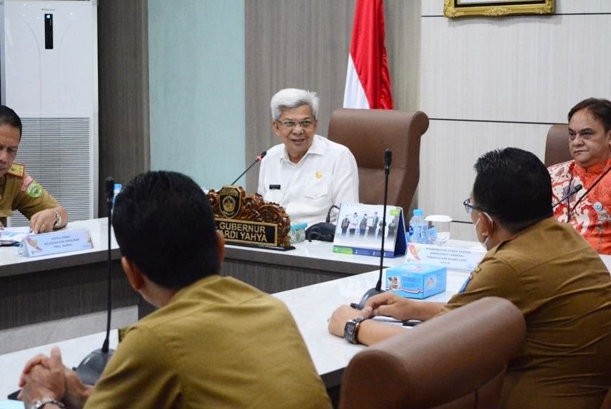 Mawardi Yahya saat memimpin konsultasi publik dokumen final| materi teknis muatan perairan pesisir Provinsi Sumsel, yang digelar di ruang tapat graha bina praja Pemprov Sumsel, Selasa (7/6)