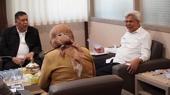 Wakil Gubernur Sumsel H. Mawardi Yahya saat menerima audiensi Pengurus Pusat Kepala Bidang Pembangunan Daerah Perkumpulan Warga Tulang Sehat Indonesia (Perwatusi), Otto Nasri di ruang tamu Wagub Sumsel