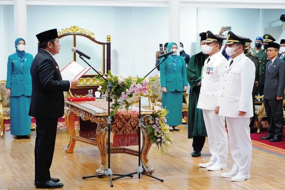 Gubernur Sumsel H Herman Deru secara resmi melantik dan melakukan pengambilan sumpah jabatan terhadap Penjabat (PJ) Bupati Ogan Komering Ulu (OKU) H Teddy Meilwansyah dan PJ Bupati Muara Enim Kurniawan.