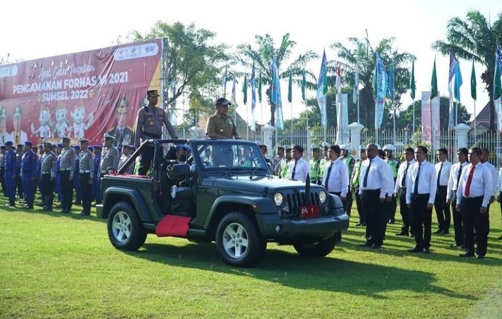 Gubernur Sumsel, Herman Deru meninjau pasukan pengamanan FORNAS VI di halaman Griya Agung, Palembang, Selasa (28/6)