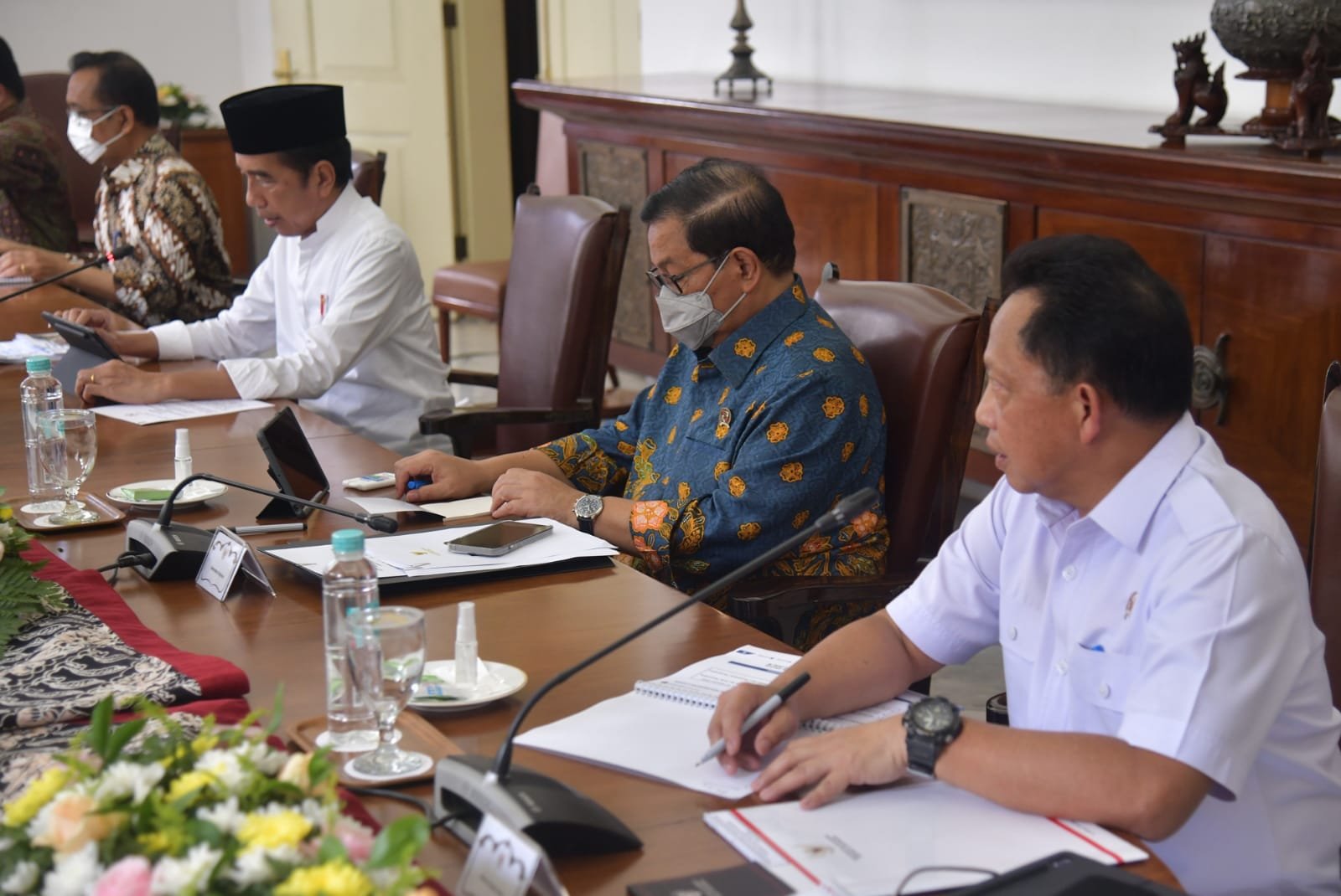 Presiden Jokowi memimpin Rapat membahas Pelepasan Kawasan Hutan dan Penyediaan Lahan di Wilayah Ibu Kota Negara, Istana Bogor, Jumat (03/06/2022). (Foto: Humas Setkab)