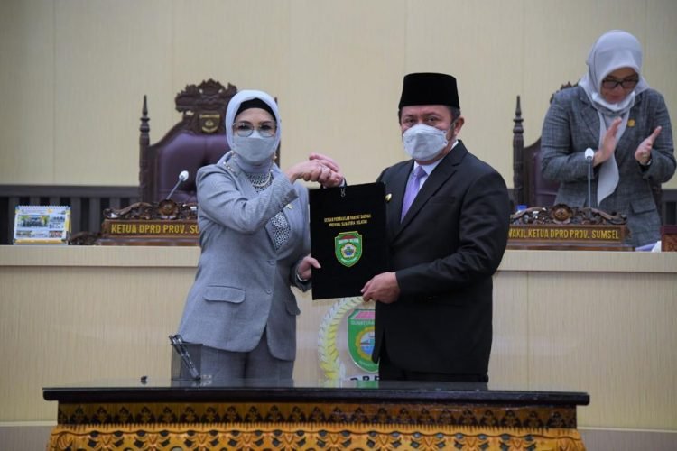 Ketua DPRD Sumsel, Anita Noeringhati dan Gubernur Sumsel, Herman Deru menyepakati Raperda Provinsi Sumatera Selatan tentang Jasa Konstruksi diruang rapat DPRD, Senin (30/05/2022)