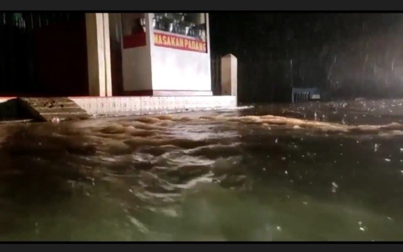 Hujan menggenangi kawasan Simpang Empat Talang, Kabupaten PALI.